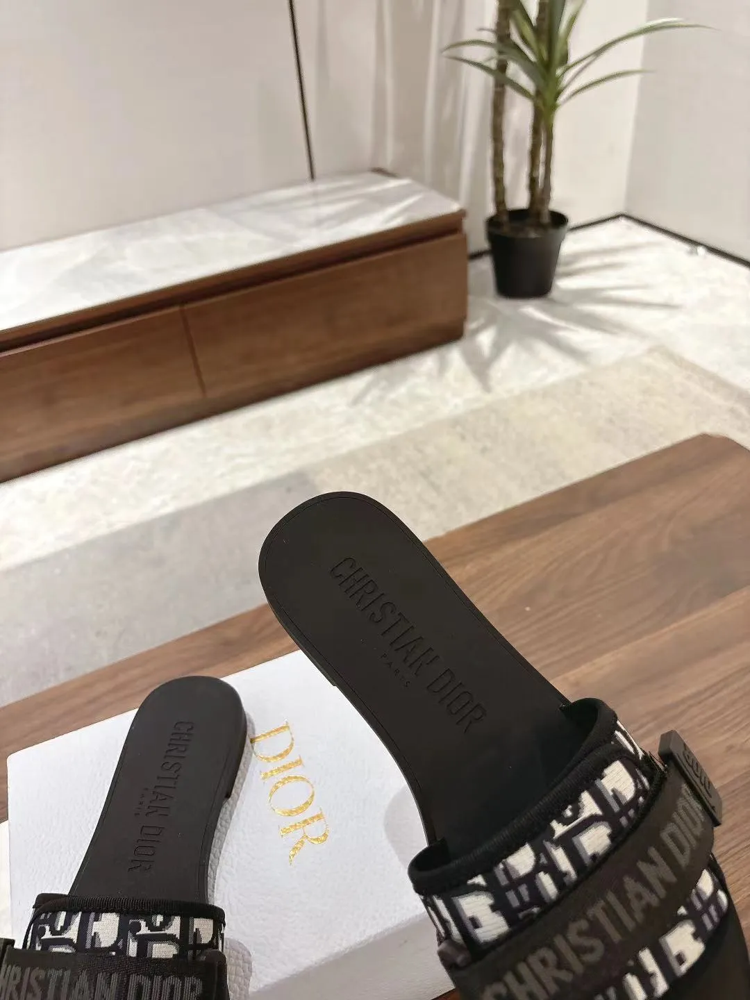 👟👟Ex-factory price 380👟👟 Dior D’s latest series of Velcro buckle sandals and slippers in new colors! Perfect reproduction of the original version, the most popular color matching fabric, super layered ▪️Original molded high-end TPU outsole (not ordinary rubber) ▪️Very comfortable and easy to walk. All upper materials are custom-made from the original ▪️3D electric embroidered three-dimensional cloth surface, very versatile, a must-have for lazy people in summer ▪️Number of yards: 35-41